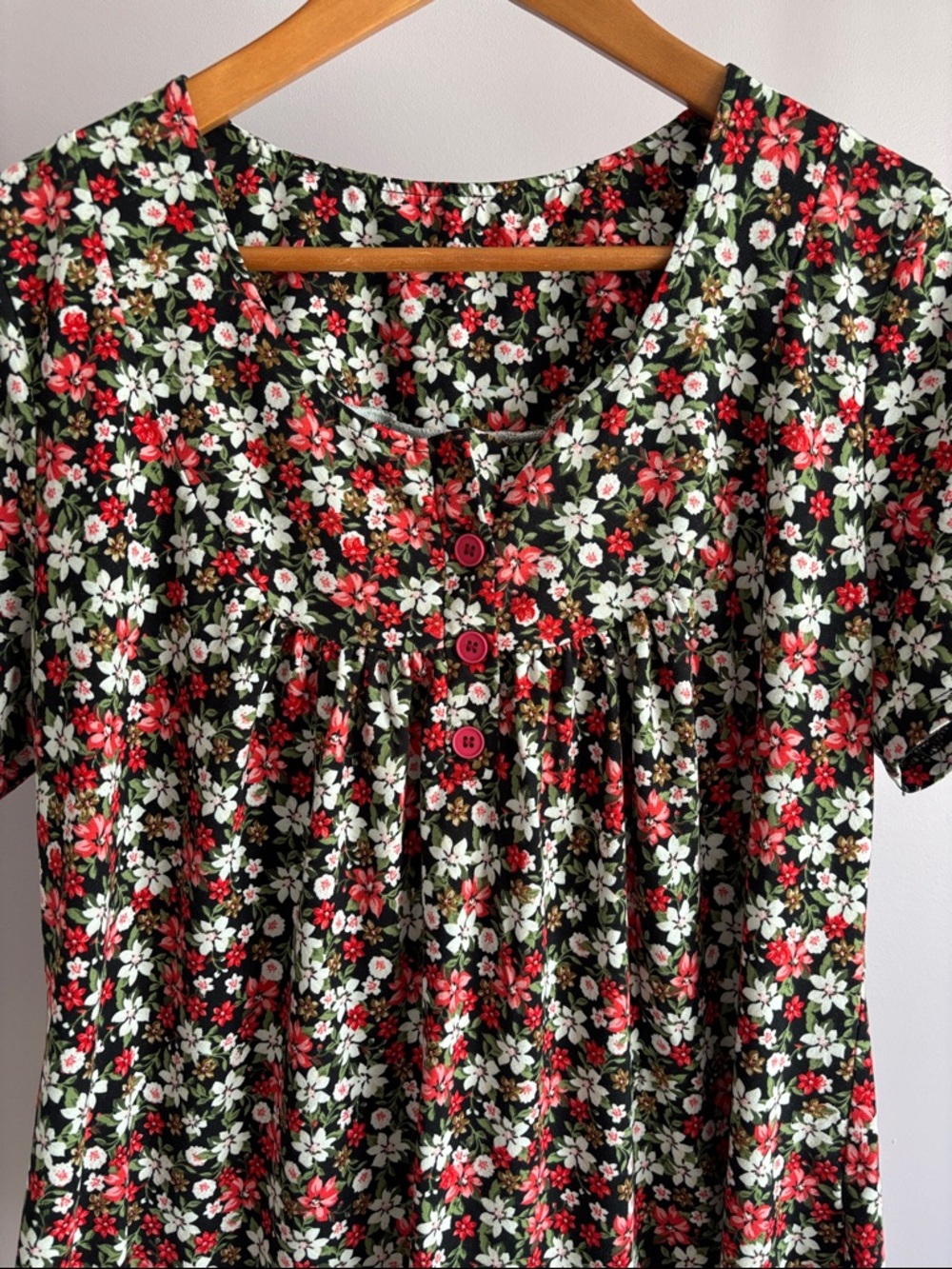 Short-Sleeve Tunic Top in Black, White, and Red Floral Pattern - Picture 3 of 4